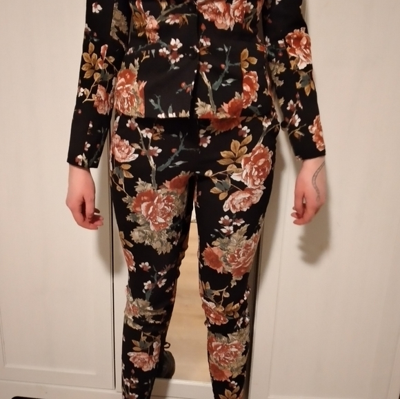 Floral Suit Set - Picture 2 of 6